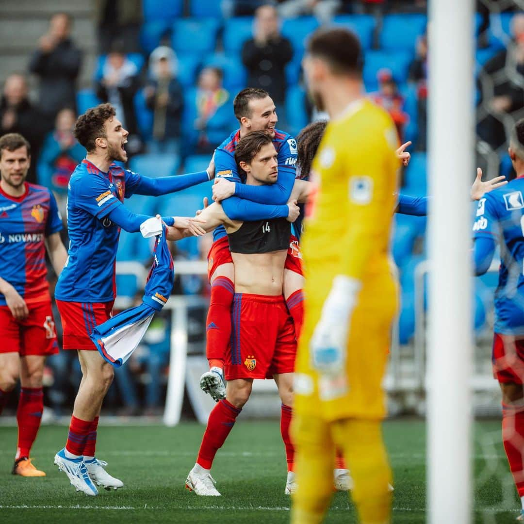 ヴァレンティン・シュトッカーさんのインスタグラム写真 - (ヴァレンティン・シュトッカーInstagram)「💯 + 1 just grateful 🙏🏼 thanks to all my teammates and fans @fcbasel1893」4月26日 3時29分 - vstocker89