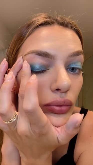 ブレッヒェ・ハイネンのインスタグラム：「super easy 💙 eyeshadow look」