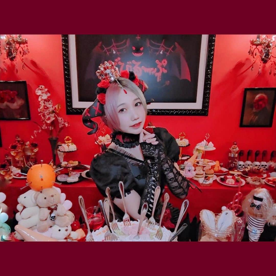 のインスタグラム：「オープンしたての悪魔カフェ「でびるーぷ」さんのレセプションへ、みゆちぃと先日おじゃましたときのお写🌹  このマジ魔界なお店のプロデュースをされたぴかりん様にもお久しぶりに会えて、めちゃ嬉しいでした…！🌹  #でびるーぷ #秋葉原 #コンカフェ #ぴ様」