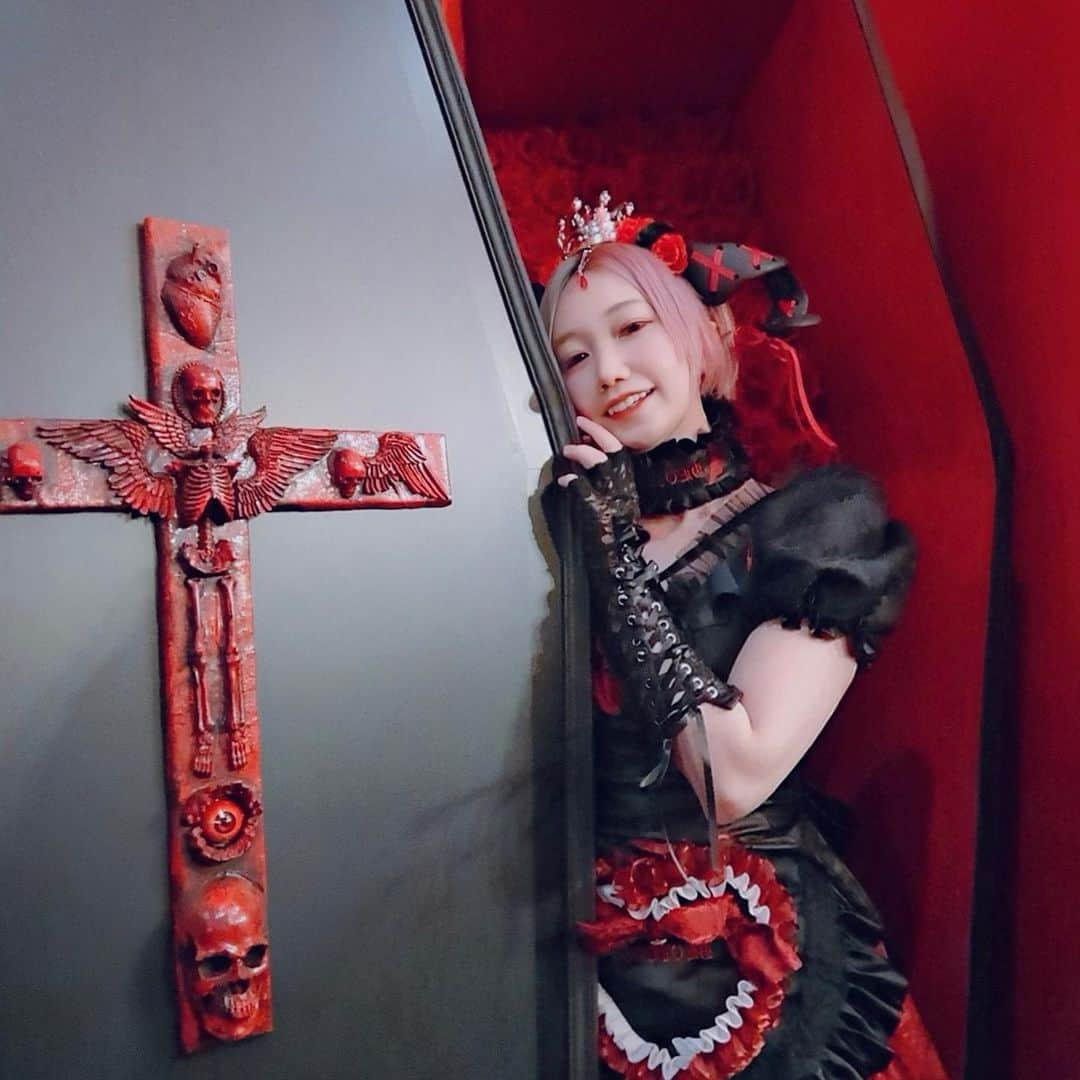 みさこさんのインスタグラム写真 - (みさこInstagram)「オープンしたての悪魔カフェ「でびるーぷ」さんのレセプションへ、みゆちぃと先日おじゃましたときのお写🌹  このマジ魔界なお店のプロデュースをされたぴかりん様にもお久しぶりに会えて、めちゃ嬉しいでした…！🌹  #でびるーぷ #秋葉原 #コンカフェ #ぴ様」4月26日 6時55分 - skcmisako