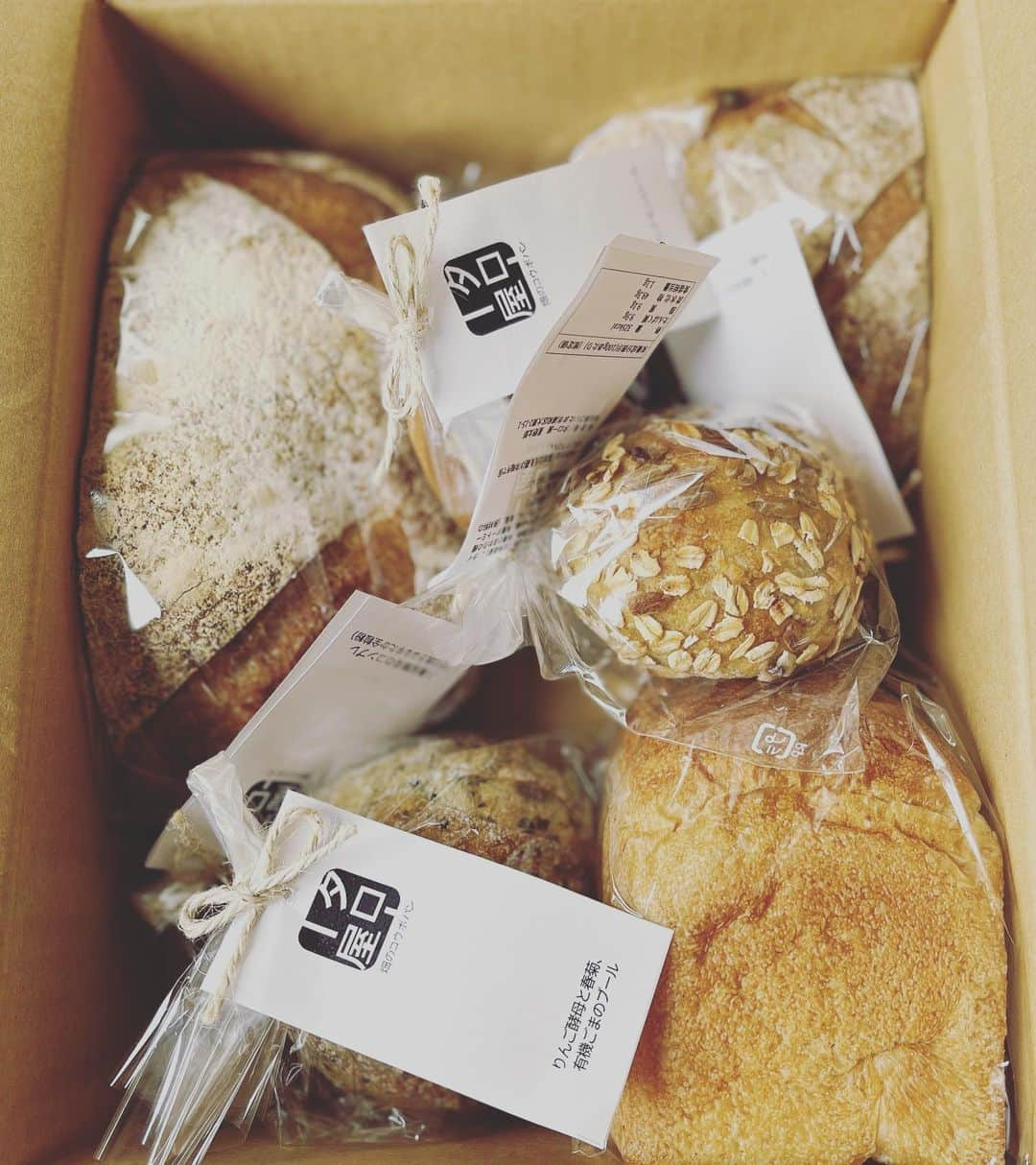 結城アンナさんのインスタグラム写真 - (結城アンナInstagram)「☆タロー屋さんのパン🥖が来ました❣️❣️❣️ 星野太郎さん　@taro__ya が作るとても美味しいパンです♪ Delicious bread 🍞delivery from Taro-ya @taro__ya ❣️❣️❣️  www.taroya.com  🕊Peace & Kindness🕊  ✨May all your dreams come true✨  #taro_ya @taro__ya #パン #パン屋 #サワードウ #サワードゥブレッド #bread #sourdough #sourdougbread #sourdoughbread」4月26日 6時56分 - ayukihouse