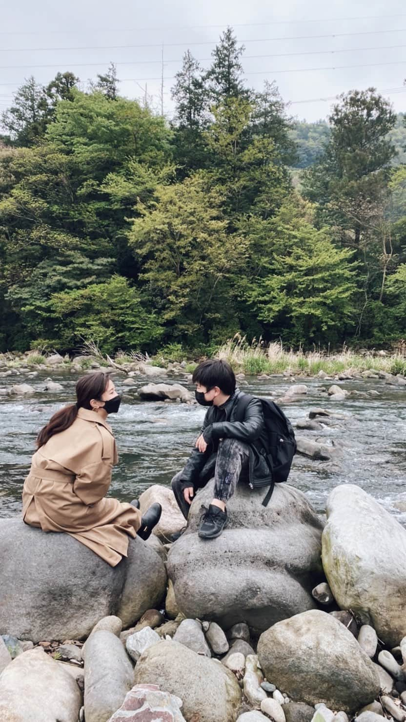 三笠 真由のインスタグラム：「とても美味しいと噂の 箱根の #友栄 さんへ🥢  今まで食べてきたどこの鰻より 格別に美味しかった🐷  待ち時間も楽しく過ごせる今の季節は良いね☺︎  #箱根旅行 #箱根 #小田原グルメ #箱根グルメ #箱根ランチ #小田原ランチ #鰻 #鰻重 #小旅行 #アラフォーライフ　#シングルマザー生活 #40代ママ　#おすすめグルメ #japanesefood #日本食 #hakonejapan #hakone_enjoy #gw旅行 #gw満喫　#家族旅行👪 #家族旅行」