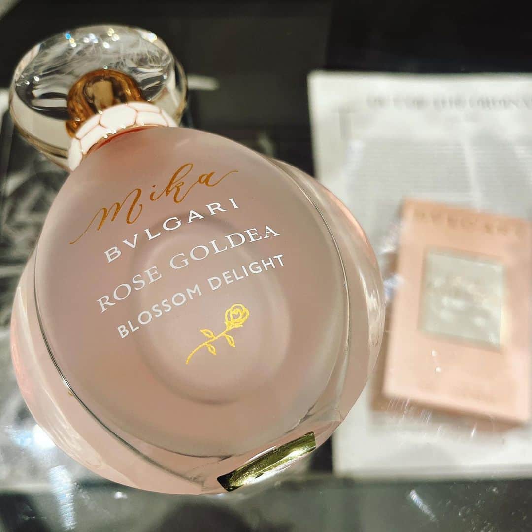 のインスタグラム：「香水何つけていますか？ と良くご質問を頂きますが...  最近は @bulgari Rose Goldeaです！ 気持ちまで華やぐエレガントな香りで、 実はこの瓶は特別に〝MIKA〟のネーム入り なの♡  あと、エッセンシャルオイルだと ローズ＆イランイランの香りが好きで ロールオンで常に持ち歩いてる。 こめかみをクルクルとマッサージしながら つけると、リラックス効果絶大なんですよね♪ 年々、香りがもたらす効能に助けられている気がします。  本能を呼び覚ましてくれる 香りっていいよね　♡  さて、今日も一日頑張りましょう  #bvlgari #rosegoldea #perfume #香水」