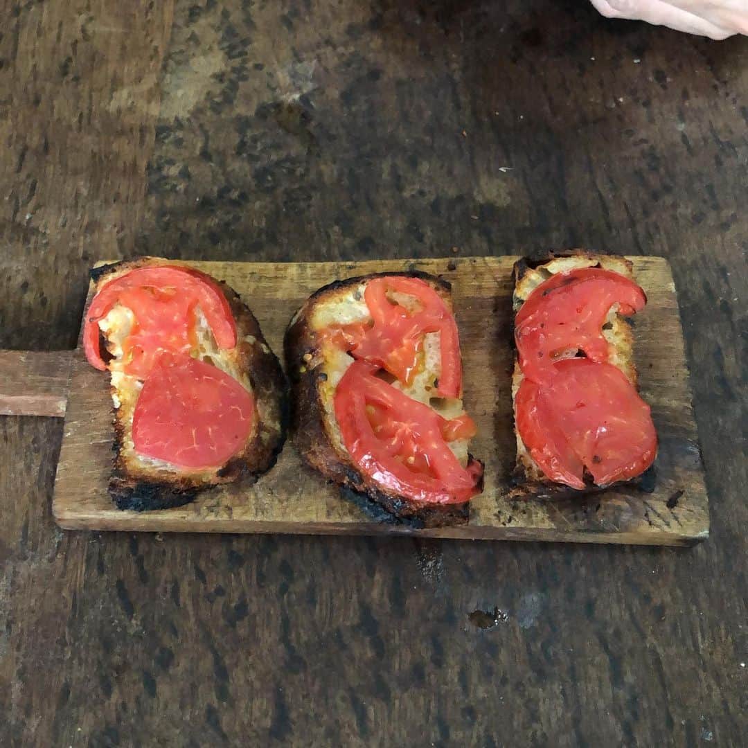 前北美弥子さんのインスタグラム写真 - (前北美弥子Instagram)「サムウェアベーカリーのゴルゴンゾーラにトマトのスライスのせて焼きました。 #サステナごはん #サステナ」4月26日 7時47分 - maekitam