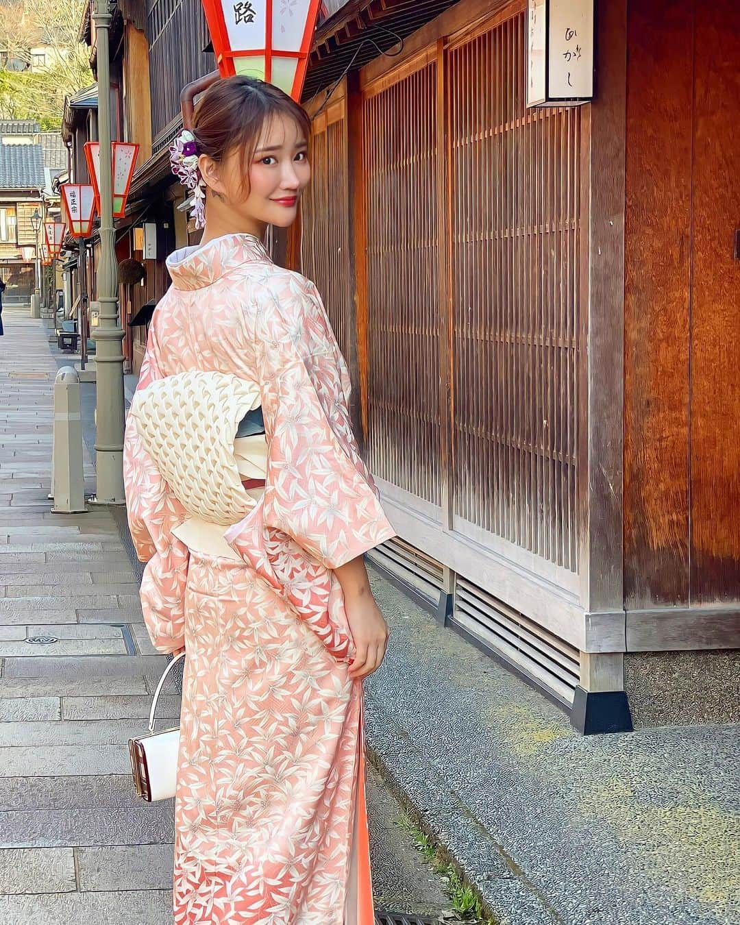 若菜奈央のインスタグラム：「きのうのつづき👘 . . あ！おはよ〜😍 . . . . #金沢　#ひがし茶屋街」