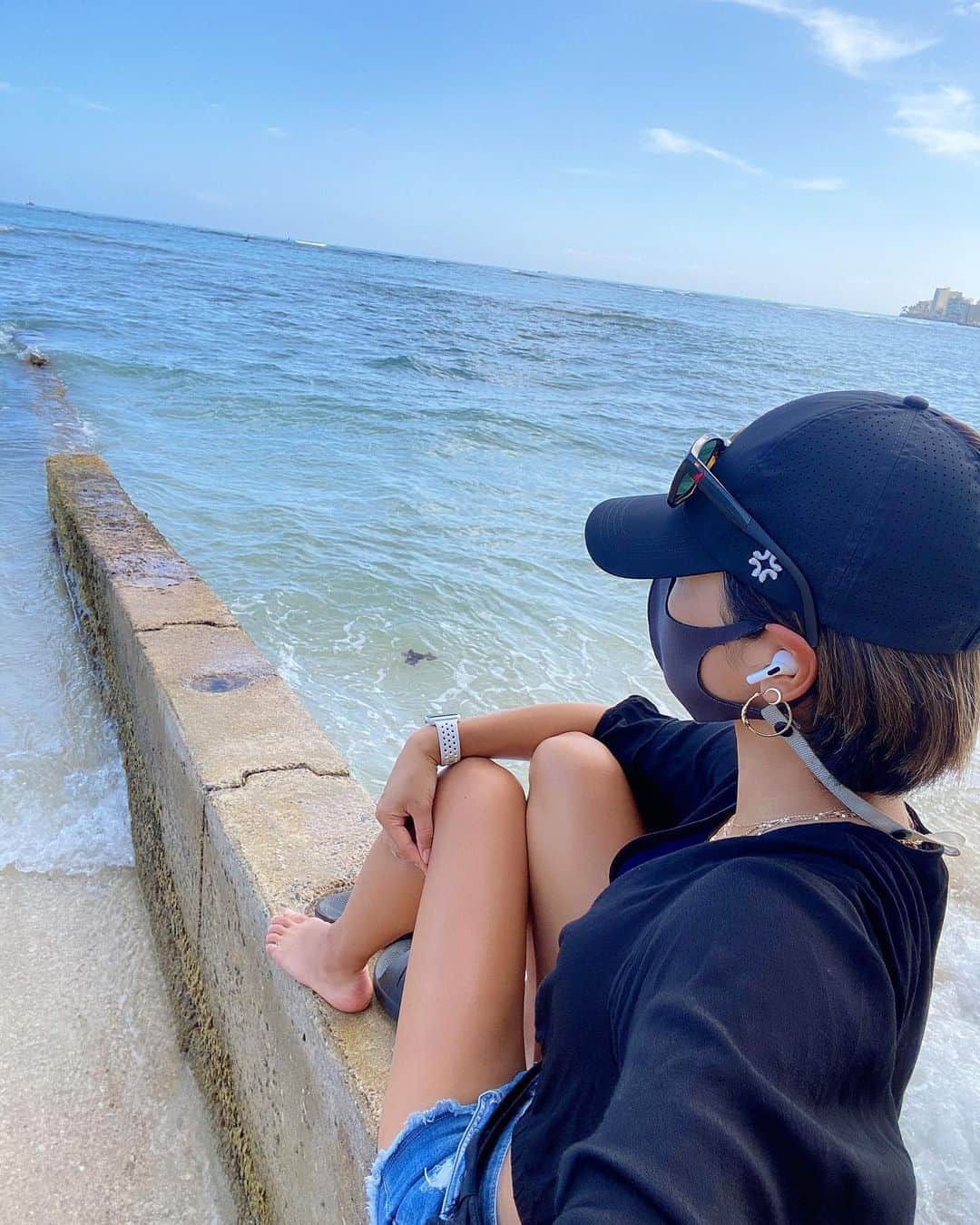 彩海のインスタグラム：「. . 昨日仕事関係の方が 明日からHawaiiなんですよー。 ワクチン3回打ったんで(ドヤ . って…😇 .  去年陰性証明だけで行けたから 3ヶ月ちかくHawaii生活していたのに 今年はワクチン接種マストで 行けそうにない…ワクチン迷子なわたし。 もーどーすんのこれ。笑。 . . Hawaiiに帰りたいよー ホームコース(ホアカレー)で 開催されてたLPGAも観に行けなかったのが死ぬほど悔しいです。 去年やってよ⛳️ . . ふらーっと行ってた見知らぬ土地への 地球散歩も憚られて発狂寸前😇🐈‍⬛ . . #もういい加減海外行かせて #ワクチン迷子 #バックパッカー生殺し #バックパッカー女子  #みんなどーしてるの #国内でバックパックしてるの」