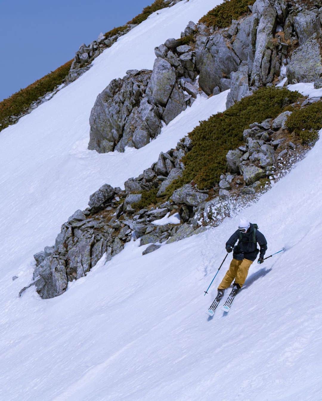 松田翔太さんのインスタグラム写真 - (松田翔太Instagram)「ランヨウ君に誘われて、初めての立山の春。天気にも出会いにも恵まれて、仲間とバックカントリースキーを楽しめた。 標高3003mの雄山からのスキー、一日中登山だったけど、午後は夕陽を見ながら天狗平山荘まで、一気に滑り降りた。  考え事ばかりの都会から離れて やっぱり僕にはこれが必要みたいです。 楽しかった！次は富士山を滑ろうと思った。  Thanks  @skiclub_magazine  @ranyo_tanaka  @max_mackee  @jun_yamagishi_」4月26日 9時05分 - shota_matsuda