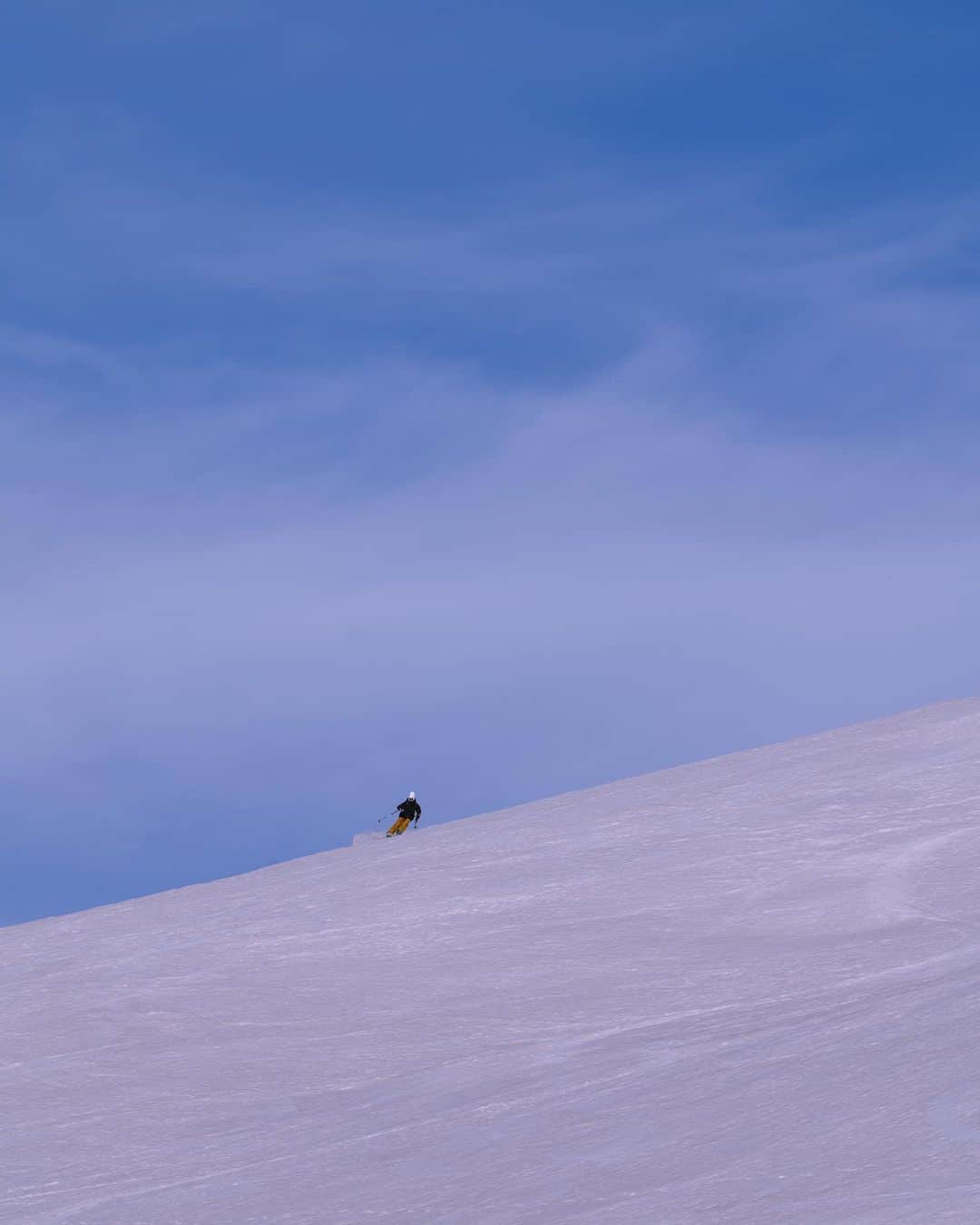 松田翔太さんのインスタグラム写真 - (松田翔太Instagram)「ランヨウ君に誘われて、初めての立山の春。天気にも出会いにも恵まれて、仲間とバックカントリースキーを楽しめた。 標高3003mの雄山からのスキー、一日中登山だったけど、午後は夕陽を見ながら天狗平山荘まで、一気に滑り降りた。  考え事ばかりの都会から離れて やっぱり僕にはこれが必要みたいです。 楽しかった！次は富士山を滑ろうと思った。  Thanks  @skiclub_magazine  @ranyo_tanaka  @max_mackee  @jun_yamagishi_」4月26日 9時05分 - shota_matsuda