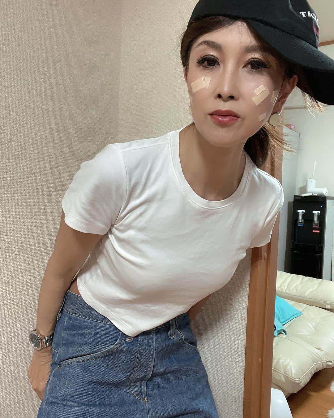 のインスタグラム：「🩹 🩹 🩹 もー つぎは なにやってくれとる んだよ、て🩹  🛹スケートして 顔面スライディング したわけじゃー、 ありましぇーん  朝はなかった 絆創膏🩹  明日から 🩹絆創膏 なおこ、３日ほど よろしゅー おたのもーします。  なんでんする女 絆創膏なおこ  好奇心のかたまり  おーちーつーけー  #レーザー治療  #筋トレ #筋トレ女子 #筋トレダイエット#Fitnesswear#フィットネス#Fitness#フィットネスウェア#筋トレ女子と繋がりたい #筋トレで減量 #くびれ#美ボディ #アラフィフ#なおこ語録#アラフィフコーデ#筋トレ日記 #筋トレ生活 #ボディメイク #50代の筋トレ #熊本 #アンチエイジング#kumamoto #Trainingmotivation #Bodybuilding#Muscletraining #fitnessmodel#training #workoutvideo #gymgirl#Housemusiclove」