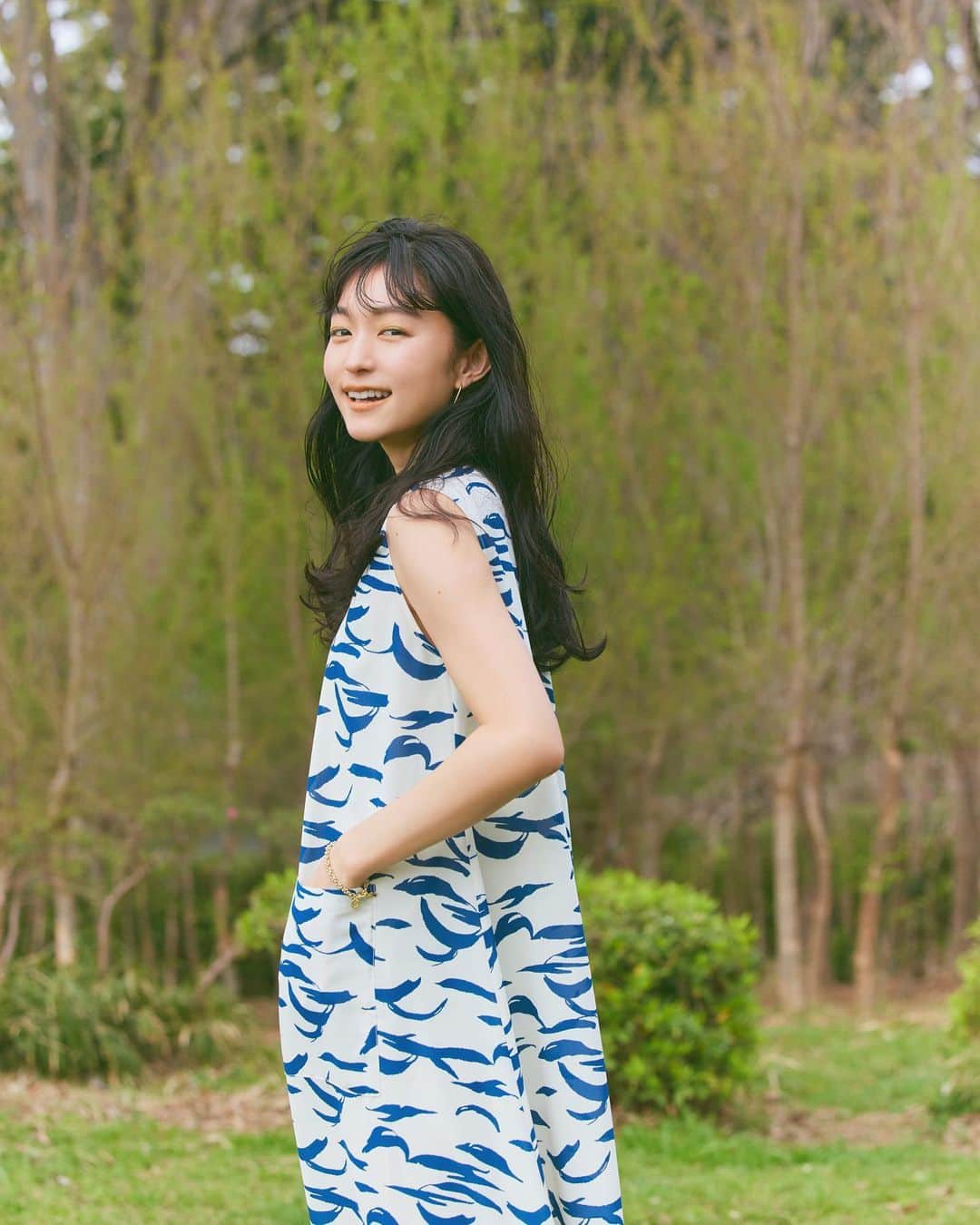 阿部朱梨のインスタグラム：「お仕事で夏先取り💙 早く夏らしい可愛いワンピースたくさん着たいなぁ〜！  眉毛きらきらさせるの 可愛かった日のメイク♡」