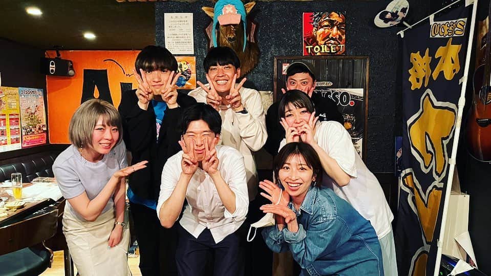 櫻井健一朗さんのインスタグラム写真 - (櫻井健一朗Instagram)「なんか後輩が就職して頑張ってるのでみんなでお祝い🎊 向かい合わないよう座り、最低限の会話をするときはマスクを着用しています。 （撮影の時のみマスクを外しております。） 2週間経過しています。クラスター等発生しておりません。 お店に協力していただき、貸切にしております。 長時間にならないよう最低限で行いました。 定期的に消毒を行なっております。」4月26日 18時49分 - sakurai_k