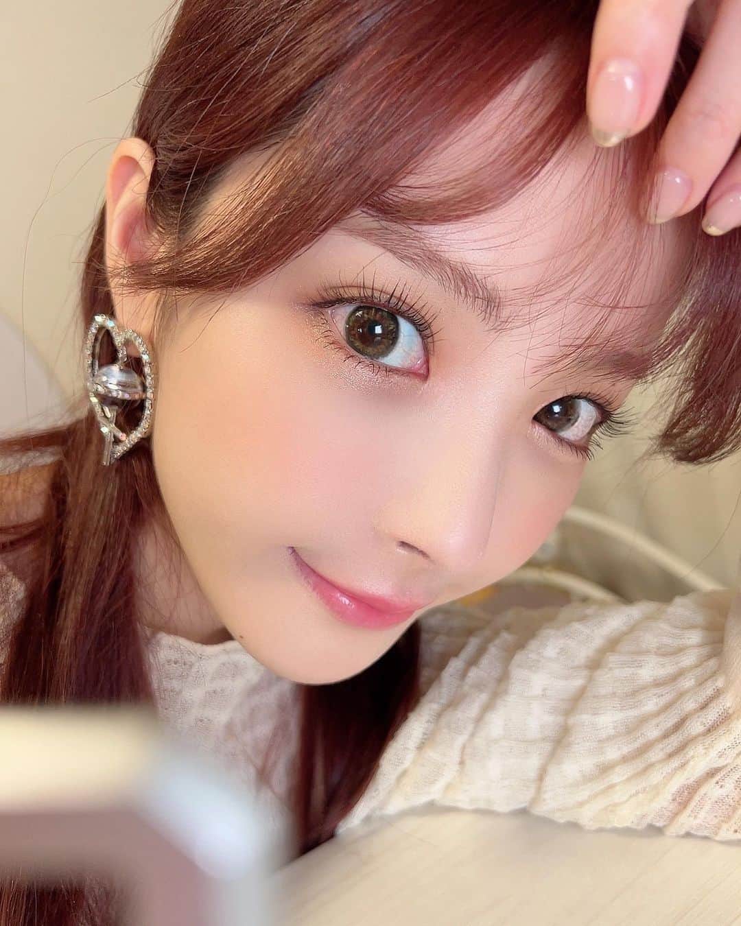 のインスタグラム：「マツパと眉パ👀  上下まつげパーマと眉毛パーマとワックスして貰ってきました。  眉頭の高さを少しでも左右対称に近付けるために眉頭だけ部分的にパーマで立たせてもらったよ！まつげもマスカラ塗りやすくなって感動🥹💓  @chipieee_ila @chipieee_ila_ayaka  ありがとうございました❤︎」