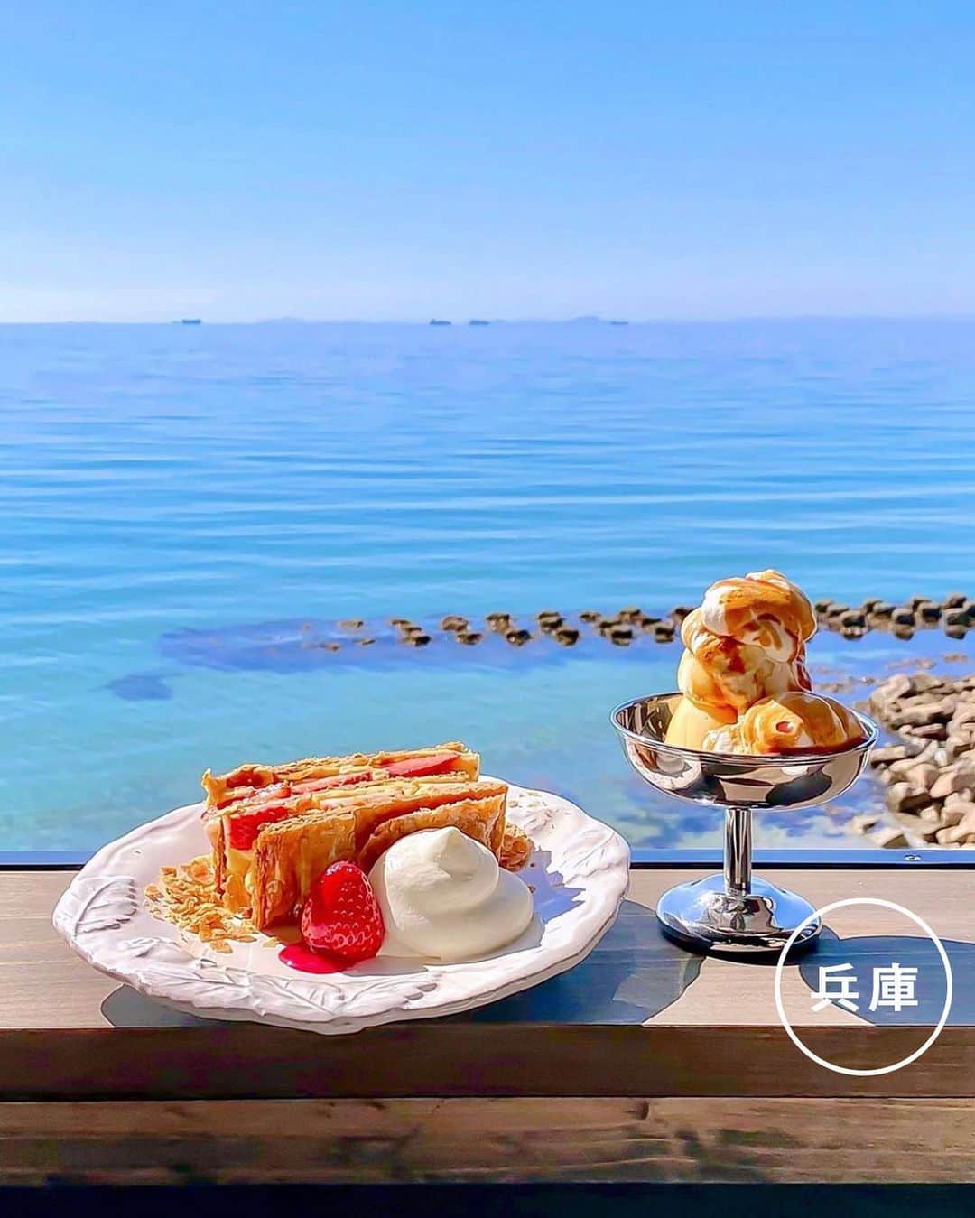 Beaustagrammerのインスタグラム：「【#cafemiru_兵庫】 ⁡ 今回は瀬戸内海を一望できる 淡路島の絶景カフェ「Long」さんをご紹介🙋‍♀️ ⁡ ☑︎いちごのミルフィーユ ¥1,580 ☑︎オン ザ プリン ¥850 ⁡ フレッシュな苺とカスタードが たっぷりの贅沢ミルフィーユ🍓と、 エスプーマの生クリーム＆バニラアイスが のっかった絶品プリン🍮 ⁡ 目の前に広がる海を眺めながら のんびりカフェタイムは格別ですね🌊✨ ⁡ その他フードもとっても美味しそうなので ぜひお店のインスタよりチェックしてみてください！ ⁡ ⁡ 📍Long ⚪︎住所 / 兵庫県淡路市郡家1028-1   フロッグス・ファーム ピクニックガーデン内 ⚪︎営業時間 / 11:00 - 22:00   DAY TIME 11:00-15:00 　　　　　　SUNSET&DINNER TIME 15:00-22:00 ⚪︎アクセス / 高速バス「ガーブ コスタオレンジ前」  バス停より徒歩約1分 ⚪︎電話番号 / 0799-70-9084 ※営業時間や提供商品は異なる場合がございますので  事前にお店へご確認ください ⁡ ☕️ @long_awaji 📷 @akane.h.0430 ⁡ ≡≡≡≡≡≡≡≡≡≡≡≡≡≡≡≡≡≡≡ 気になるカフェがあったら 【保存】をして後でチェック！ ⁡ 下記2つの条件いずれかをタグ付けしている 全国のカフェ投稿から運営スタッフが厳選して ご紹介しています🙋‍♀️🔍 ⁡ ✔️ #cafemiru or #インスタ探検隊 ✔️ @cafemiru.jp ≡≡≡≡≡≡≡≡≡≡≡≡≡≡≡≡≡≡≡ . . #淡路カフェ #淡路島 #淡路島旅行 #long #淡路島long #frogsfarm #フロッグスファーム #海が見えるカフェ #絶景カフェ」