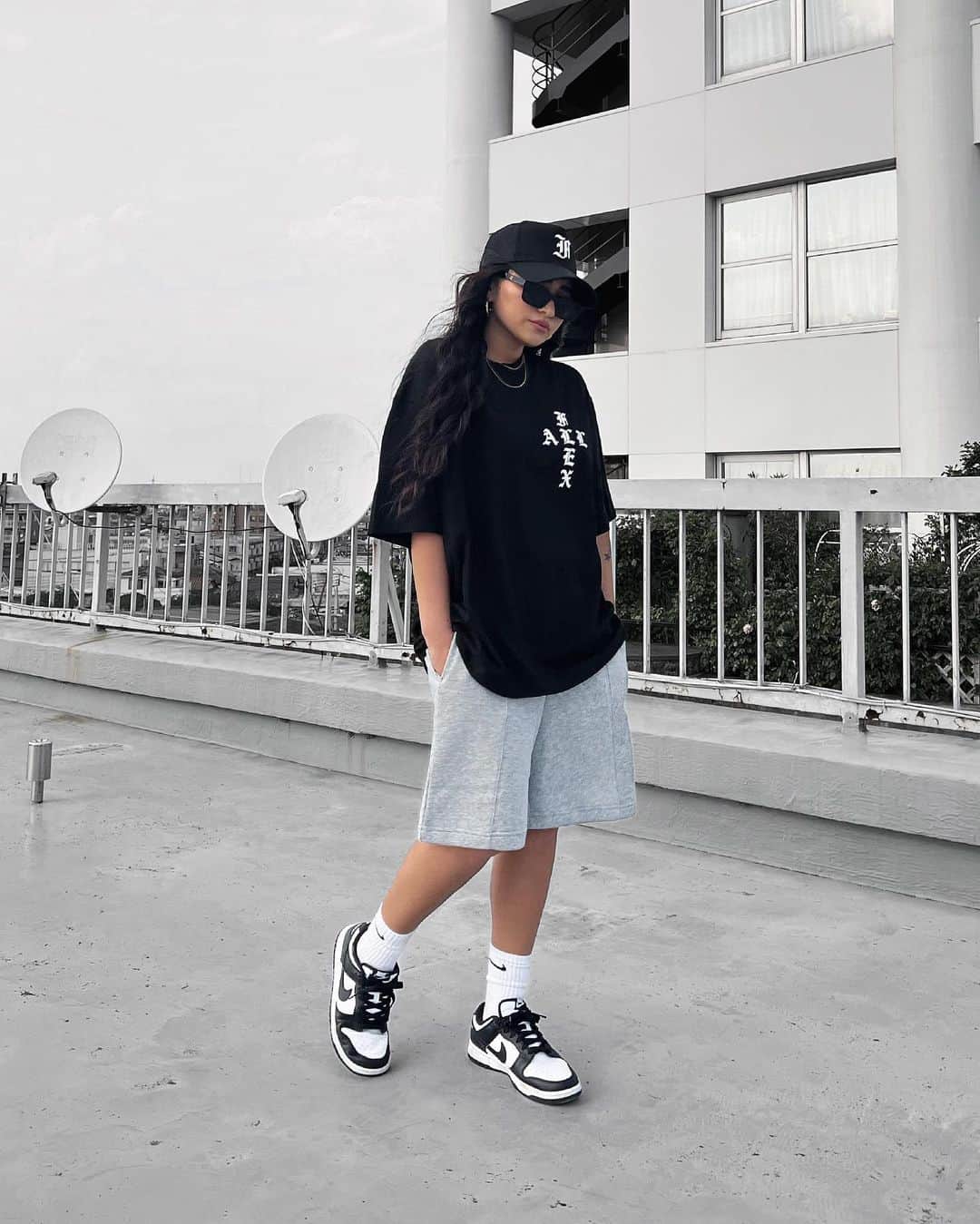 のインスタグラム：「. . 今日から発売の @flex_japan の Old English Cloth TEE ✝️🖤  POP-UPで先行発売しててシンプルで 合わせやすいから私もブラックGETした✌🏾  キャップも @flex_japan のなんだけど これから発売だって☝🏾🖤 形めっちゃ良かったこれ🫶🏾🫶🏾🫶🏾  そしてサングラスまで @flex_japan  上半身FLEXで固めたコーデです🤢🖤 . . . . .  #コーデ#ファッション#カジュアルコーデ#海外ガール#海外コーデ#シンプルコーデ#古着コーデ#スニーカーコーデ#スニーカー女子#ストリートコーデ#スウェットコーデ#スパイラルパーマ#ヘアアレンジ#黒髪#スーパーロングヘア#セットアップ#海外メイク#海外ヘア#ブルーコーデ#巻き髪#メッシュキャップ#購入品#購入品紹介  #nike#sunglasses#hiarstyle#fashionblogger#fashiongram#nikeshoes#dunklow」