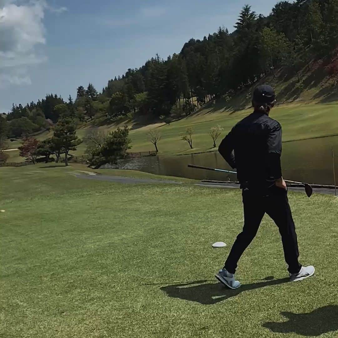 yoshiyaのインスタグラム：「ショットが上手く決まるとポケットに手入れがち ⁡ 石川遼選手の影のコーチとして名高い 佐々木孝則先生の所でレッスンを受けた翌日 ドライバーの調子爆上がり🏌️‍♂️ ⁡ 左足リード(下半身リード)は大事だが そもそもテイクバックが今までのやり方だとカット軌道になるあげ方だったらしく、即修正 ⁡ 独学じゃ当然限界はある 今年は70台目標にしてレッスン頑張ろう🏌️‍♂️ ⁡ #パパコーデ #ゴルフコーデ #B型 #負けず嫌い」