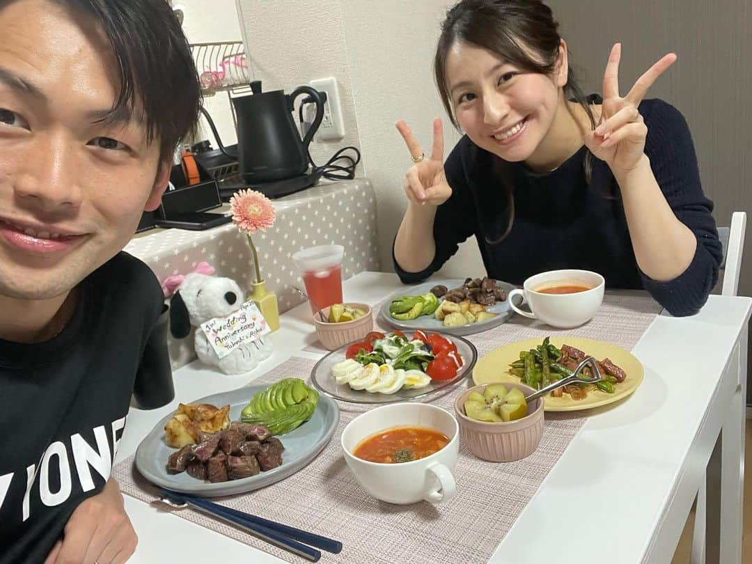 のインスタグラム：「1st Anniversary 結婚してあっという間に1年たちました‼️ 関東での新生活も少しずつ慣れてきました！！ 最近なかなか投稿していませんが元気にやってますよ😆  これからも自分達らしく頑張ります！！ 応援よろしくお願いします‼️‼️  皆さん こちらのフォローお願いしますね💪 @yonex_bt   明日も練習頑張ろう💪🏸  #結婚記念日 #1stanniversary #yonex #ヨネックス #ダロープ亭」