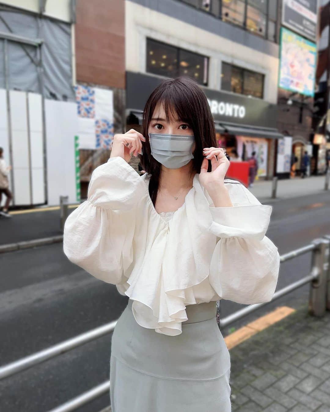 藤田いろはのインスタグラム：「風強かったね〜🌪 ⁡ 髪の毛を濃い紫にしたよ🍇 ブリーチしてしっかり入れたから、色落ち楽しみ🐰💗 ⁡ いつか白金髪にもしてみたいな🤔 ⁡ ⁡」