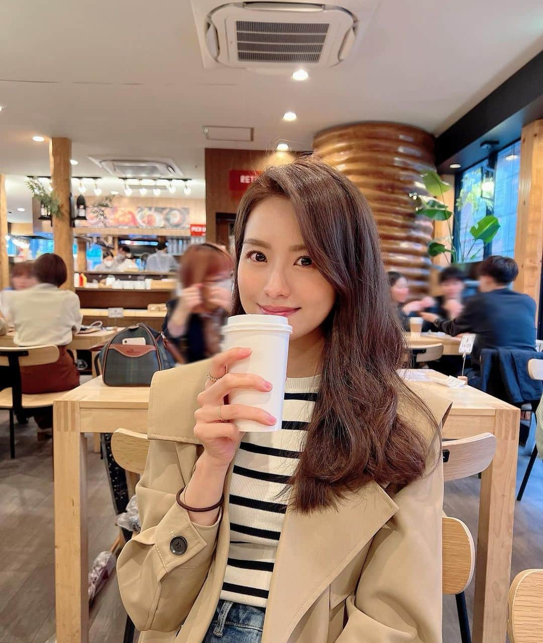 曽田茉莉江さんのインスタグラム写真 - (曽田茉莉江Instagram)「昨日のお天気どこいっちゃったのぉーーーーー🥹珍しく甘いのが飲みたくなっちゃって、ホットチョコレート🧸🍫☕️  いつもブラックコーヒーだけど、久々に甘いの飲むと美味しい😋  これから朝方にかけて雨が強まるみたいなので、皆様お気をつけ下さいね🥺  #fashion #ootd #zara#zarafashion #coffee #hotchocolate #shinookubo #トレンチコート #デニムコーデ #大人カジュアル #zaraコーデ #ザラコーデ #ザラ #新大久保 #新大久保カフェ」4月26日 20時02分 - marie_soda_