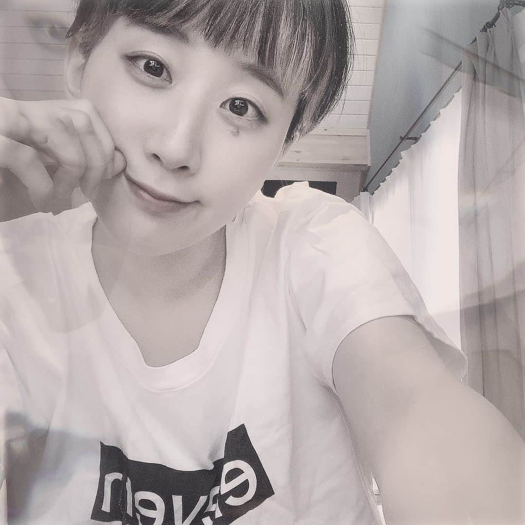 ぱちおまるのインスタグラム：「ついに半袖😮‍💨✨💙 夏気分になってうれしかったときの一枚でござる🥳📸 #残像エフェクトだよ #幽体離脱じゃないよ」