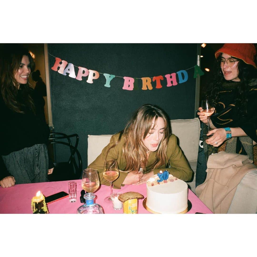 クロエ・ベネットのインスタグラム：「might die of happiness from my birthday which feels counterproductive」