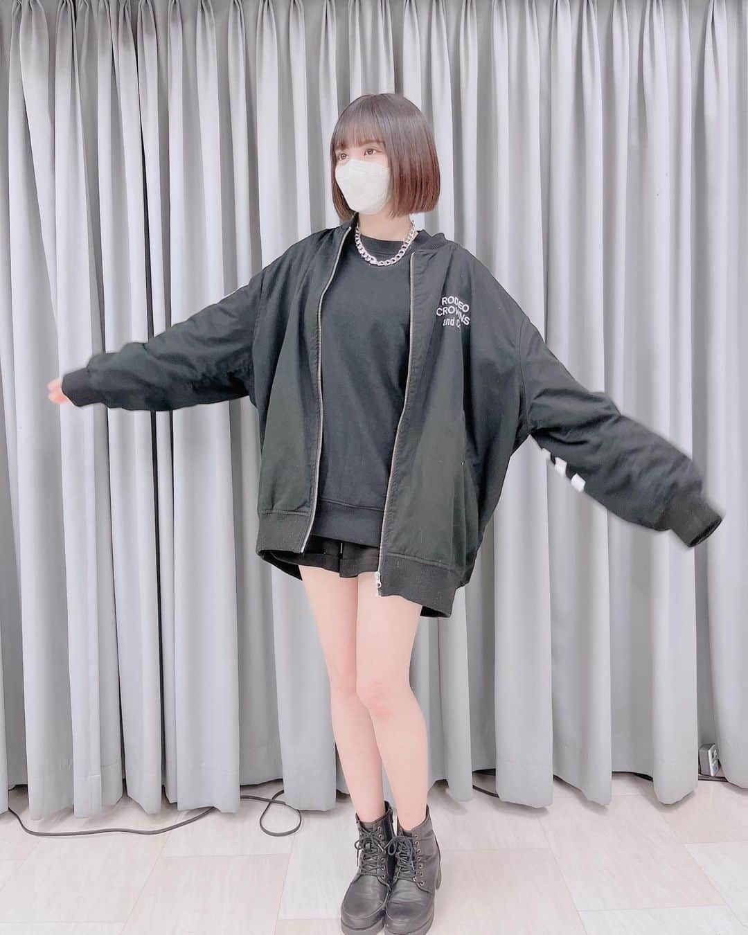 松藤瑛瑠のインスタグラム：「『Outfit Of The Day 🖤』 ⁡ *☼*―――――*☼*―――――*☼*―――――*☼* ⁡ ⁡ ⁡ 今日はオール黒コーデ🐺🐾 ⁡ アウターに大きなロゴがあって すごく可愛いの🥰 ⁡ そのロゴとトレンドのチェーンネックレスを 目立たせるために中は上下無地の黒🎱 ⁡ ⁡ ⁡ *☼*―――――*☼*―――――*☼*―――――*☼* ⁡ ⁡ ⁡ #fashion #fashionista #fashionblogger #code  #outfit #outfitoftheday  #ootd #black #necklace  #cute #cool #instagood  #instagram  #likeforlikes  #follow #love #diet #grl  #instafashion   #ファッション #コーデ  #黒 #いいね返し  #フォロー #ダイエット   #좋아요 #좋아요반사  #오오티디 #데일리룩  #옷스타그램」