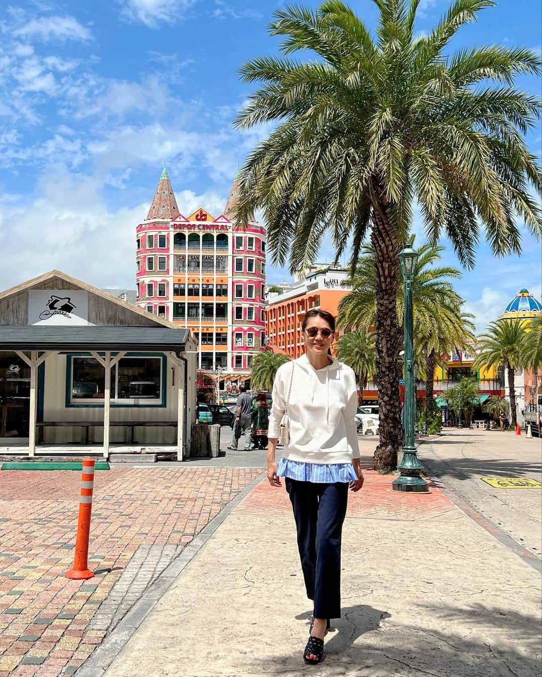 のインスタグラム：「HOLIDAY🌴がテーマな @_rejoove_  #rejoove  #春夏新作  #シャツレイヤード風ダンボールニットフーディー  ３色展開  4月30日土曜日 19時からオンエア @qvc_japan」