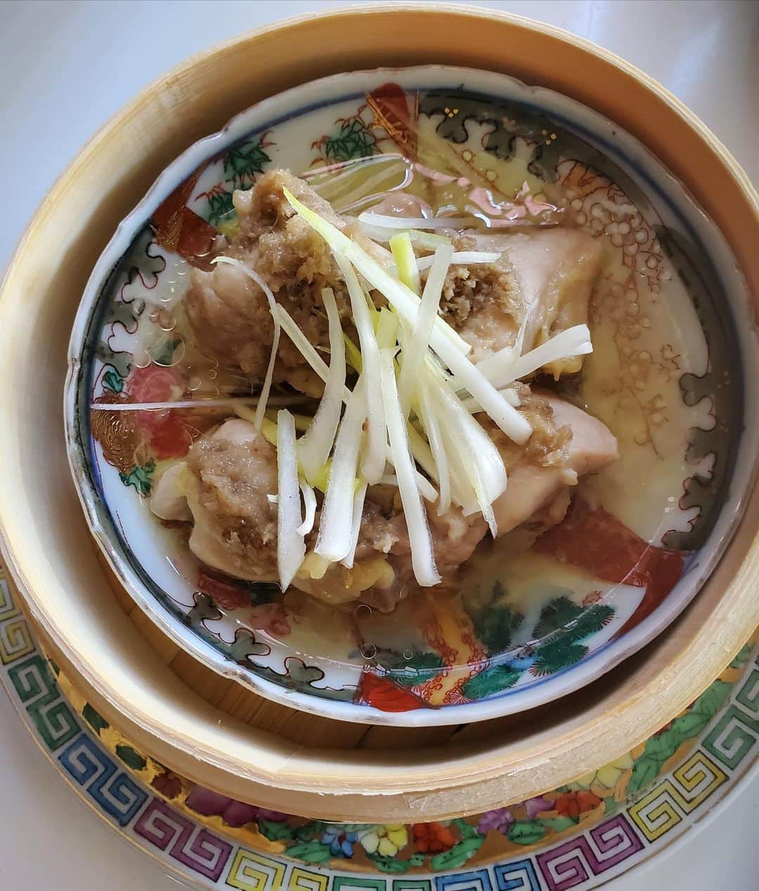 桃井かおりさんのインスタグラム写真 - (桃井かおりInstagram)「生姜蒸し鶏！シンガポールお土産でいただいた生姜ソースが完全に現チャーズの味にしてくれる! #かおり飯」4月26日 11時55分 - kaori_momoi