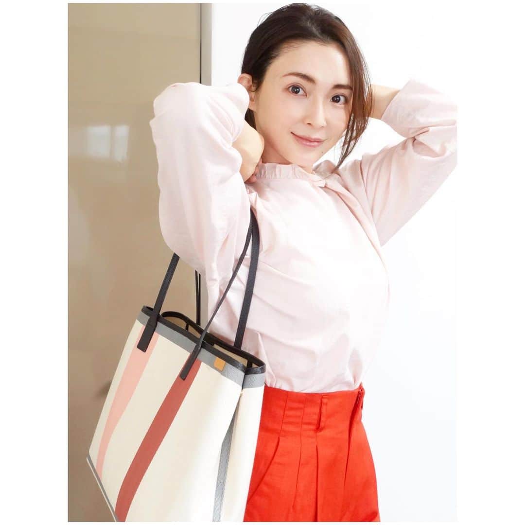 のインスタグラム：「ストーリーズに載せたバッグについて質問をいただいたのでご紹介します。 こちらは @etela_official という日本製のバッグ。  130年の歴史を持つ機械で織り上げられたヘリンボーンを使用した、日本の伝統とヨーロッパで経験を積んだディレクターの感性を融合したブランドなのです。  通常のキャンバスとはちょっと違ったハリのある生地、発色の良いシルクスクリーンプリント、シンプルで機能的なデザインが気に入っています。  デザインや色のバリエーションがある中で私が選んだのは、元気をもらえそうなピーチとカメリアの配色の大きめサイズ。  最近好きなカラーMIXコーデにも合って嬉しいな。  #etela #エテラ　#キャンバスバッグ #私服」