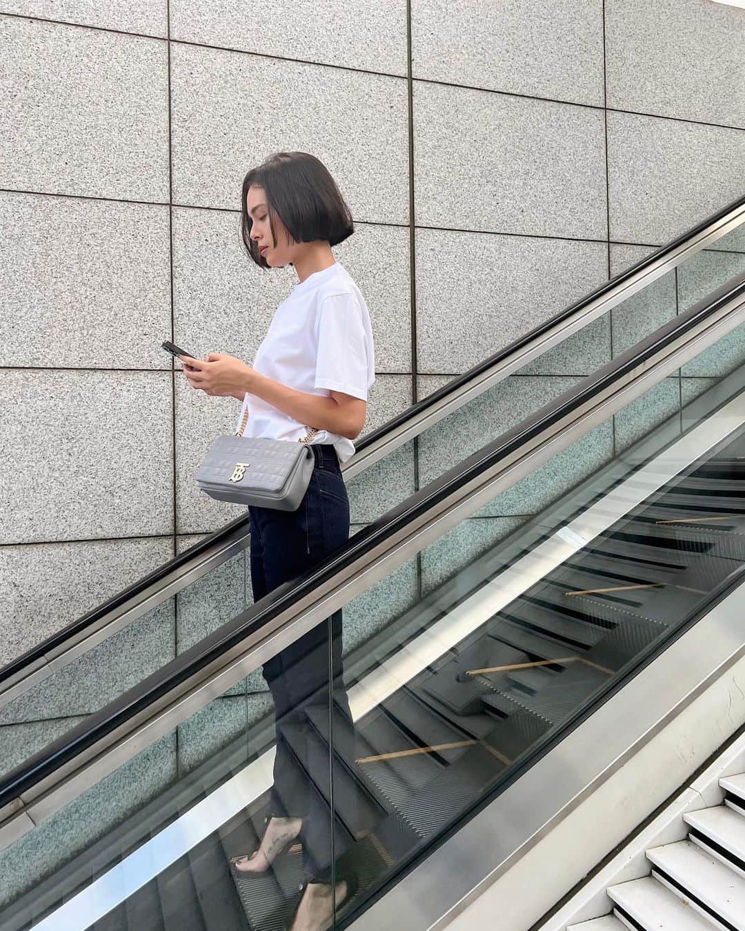 大屋夏南のインスタグラム：「On my way to see Lola🪐 @riccardotisci17 のつくる @burberry やっぱり好きだな🤍  #TheLolaBag #PR」