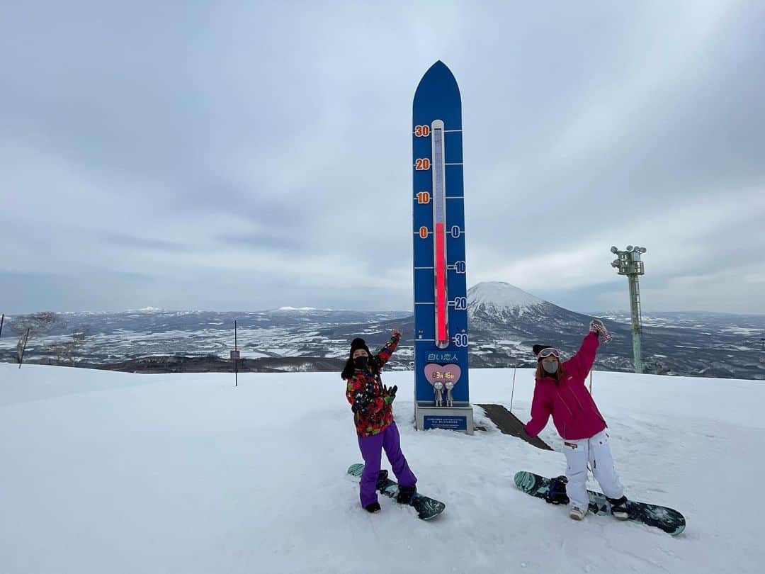 北山まいかのインスタグラム：「去年北海道のニセコの スノボー行った思い出 最高のホテルでした。 たぶん人生1番広いであろう。 最後はスノボーが嫌すぎて帰りたくなってるあやさん。 帰る頃には来年もいこーって言うてました☺️」