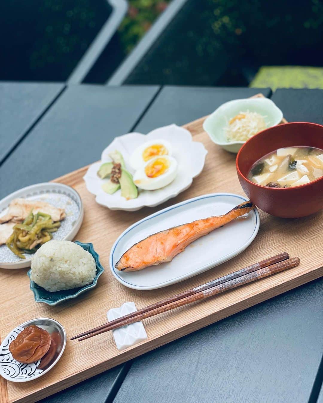 のインスタグラム：「今日は、バタバタの数週間を終えて、久しぶりに午前中は自宅🏠で仕事💻。  ゆっくり朝、兼昼ごはんを、庭で食べました🍵おにぎり🍙は、昨日、 @watayabesso_official で体験した、ライスツーリズムの一環、 @kamiya_yoshie さん手握りのもの。新茶と炊いたので、少しグリーン💚フワッと空気と握ってくださり、アツアツをフウフウしながら頂く。残りを持って帰り、炊飯器で温め、私が握り直し🍙🤣あんなにフワッとならない。が、良いのだ😄  食べるって、素晴らしいコミュニケーションだなあ、と改めて💚100％ごはん派の私。米の素晴らしさににんまりしてしまいました。  あとはタンパク質を中心に。この感じのメニューが、自分にとってはヘルシーみたい✨  そうそう、ほうぼうで聞かれる、体型維持🧘‍♀️、モチベーションの保ち方💪、健康でいるTIPS🌈、もちろん更年期のことも、どこかできちんと紹介しますね。  打ち合わせに出かけます。  今日は今日だけ。特別な1日になりますように💚💙 @amarc_official  #部長🐈ともたくさん #話しました #冬毛から生え変わったはずなのに #なんだかぽちゃりしてる #ぽちゃり🐈」