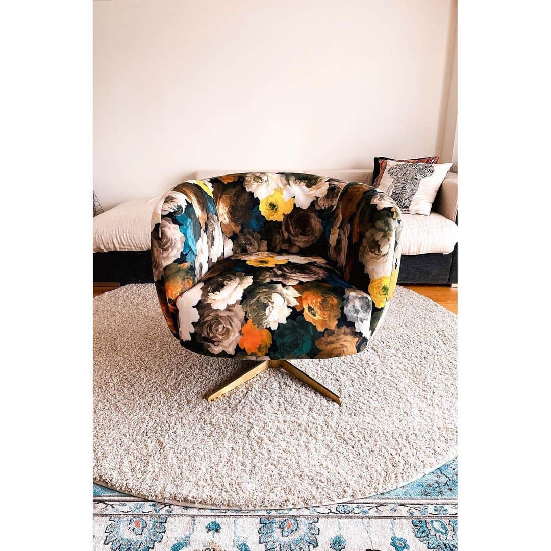 渋谷龍太さんのインスタグラム写真 - (渋谷龍太Instagram)「椅子を買いました。一体どこに置くつもりですか。  #🛋 #でもとりあえず #椅子 #可愛い」4月26日 13時29分 - gyakutarou