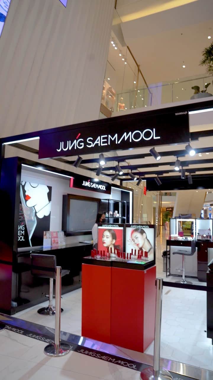 のインスタグラム：「I’m obsessed with #Kbeauty and love watching online beauty tutorials. #Jungsemmool is one of the only artists that offers her #koreanBeauty knowledge in English subtitles, as well as some dubbed videos. As a result I subscribed and now watch religiously.  @jungsaemmool has a product line I has always put in my cart as it looks so unique and wanted to try, but I never purchased as was scared I would buy the wrong shade.   Waking in #IconSiam in Bangkok I found a store and was dying of excitement.  I bought the foundation, lipstick and powder. Have you tried any from this brand?」