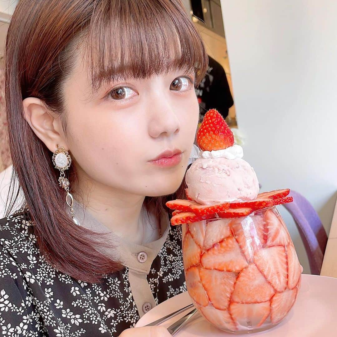 星野にぁのインスタグラム：「いちごパフェ食べる女  #映えカフェ #いちごパフェ #いちご #いちごスイーツ」