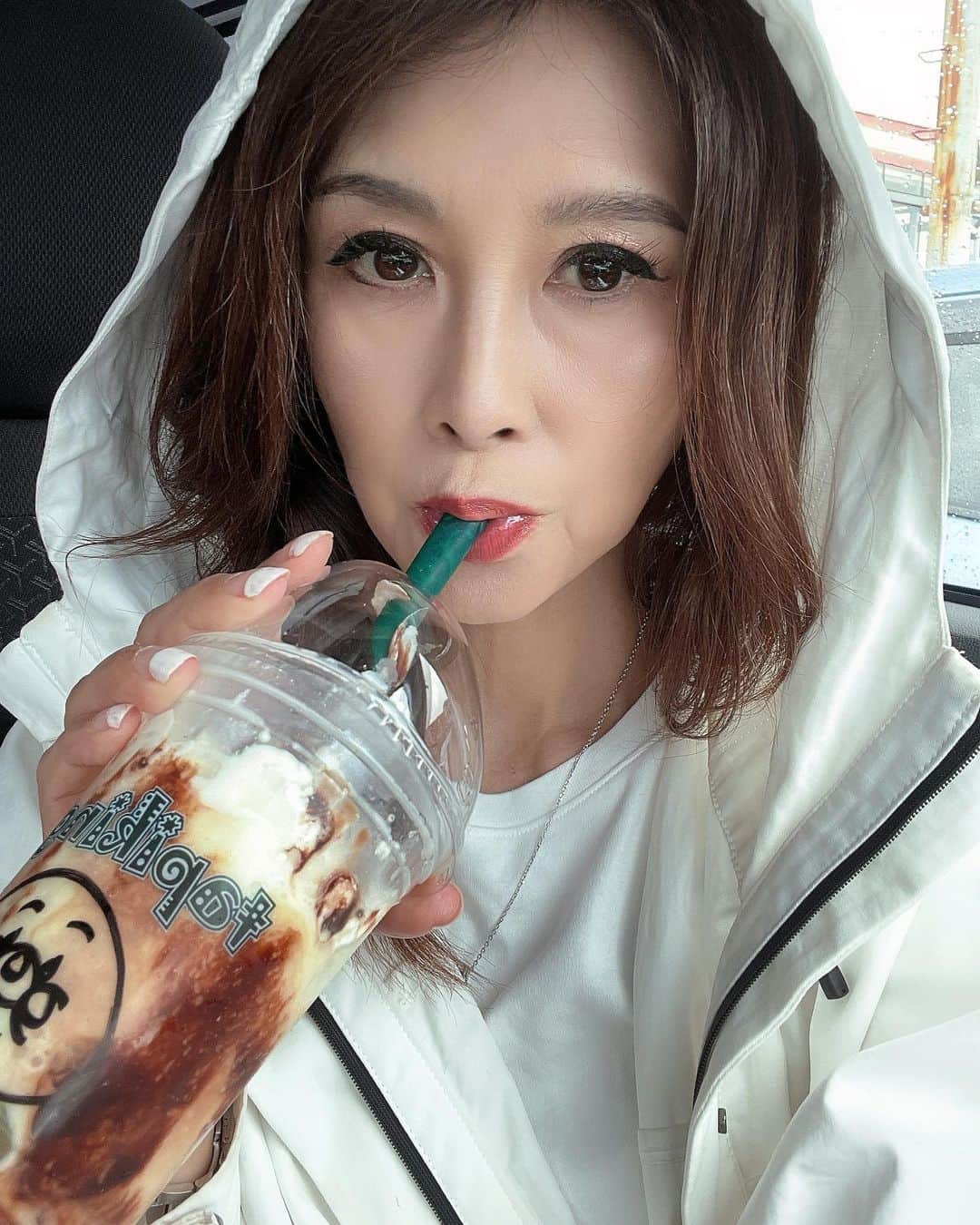 のインスタグラム：「雨の日も 風の日も 悲しい時も 嬉しい時も  わたしのそばには タピキングがある  熊本人の ソウルフードスィーツの ひとつ 間違いなく タピキングさん  雨で髪の毛 やまんば状態でのむ チョコバナナの癒し💕  ゴールデンウィークで 帰熊する人 熊本に遊びにくる人  タピキング ぜひ寄ってね  #tapiking  #タピキング #熊本スィーツ #筋トレ #筋トレ女子 #筋トレダイエット#Fitnesswear#フィットネス#Fitness#フィットネスウェア#筋トレ女子と繋がりたい #筋トレで減量 #くびれ#美ボディ #アラフィフ#なおこ語録#アラフィフコーデ#筋トレ日記 #筋トレ生活 #ボディメイク #50代の筋トレ #熊本 #アンチエイジング#kumamoto #Trainingmotivation #Bodybuilding#Muscletraining #fitnessmodel#training #workoutvideo」