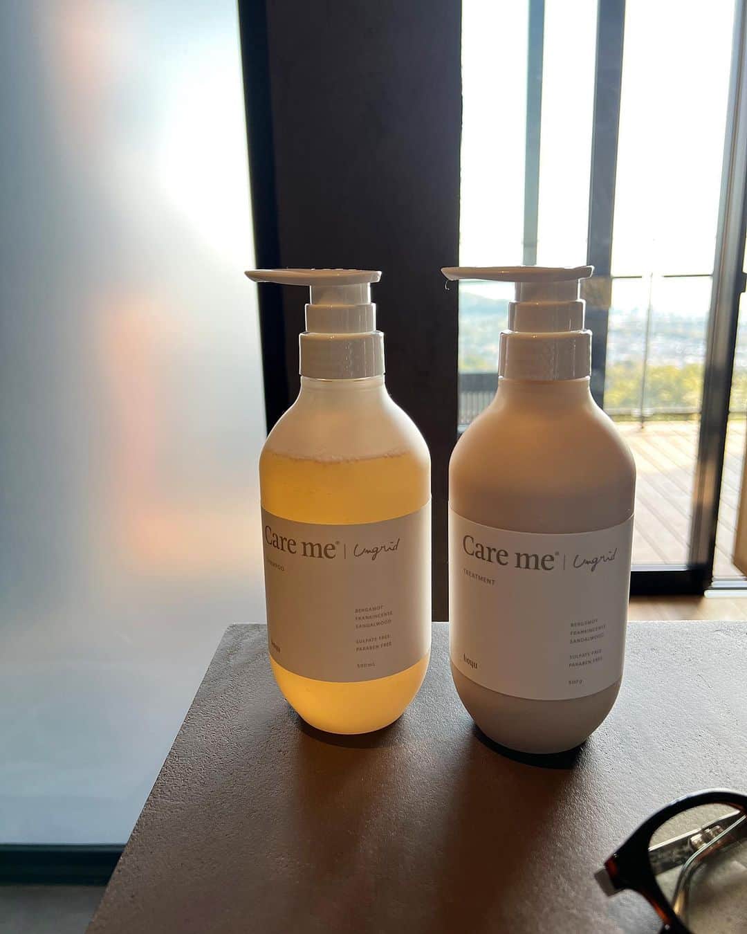 のインスタグラム：「、 わたしの中でトップ2か3には入りましたヘアシャンプーとトリートメント🌿🧴  フローラルウッディハーブの香りがバツグン。 さらさら感もバツグン。 わたしと同じ乾燥しがちな髪質な方へ💌 これとアウトバスには5SENSのオイルをつけて乾かしてみて☺︎感動するので☺︎  この組み合わせでケアした後、男性に会ったら褒められた←  @ungrid_offilial から出たモロッコの女性自立を支援しているオーガニックのヘアケア🌿✨  SDGsへの取り組みとしてロスフラワー香料使用、容器の素材採用しているところも地球に優しい🌏   #care_me #hoyu_ungrid #ungrid #オーガニック #ヘアケア #sponsored」