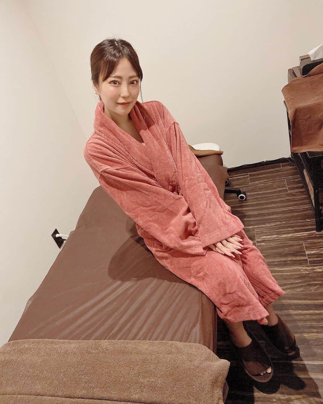 福井柑奈さんのインスタグラム写真 - (福井柑奈Instagram)「.  大阪、北花田にある 『WAFFLE CLEW ON FLEEK』さんに行ってきました✨💗 ( @waffleclew ) ( @on_fleek_relaxation )  新メニューのモリンガ蒸し♨️ 元々モリンガ好きで粉末を摂取してたので、モリンガ蒸しはうれし〜😆 しかも、汗、大量に出ます😁 超デトックスされました♨️♨️ アンチエイジング、健康、美容効果あり❣️  しかも完全個室なので安心してゆっくりできたよ〜🫶🏻 ドリンクは炭入りのお水✨炭のにおいはゼロで飲みやすいです！  夜寝付けなかったり、冷え性、むくみもあったのでフットバスも一緒に😍  そしてオイルマッサージ🌸 一人一人の体質に合わせたオイルを使ってマッサージしてくれるので、、気持ちよくてすやすやしてしまった、、ぁぁぁ🤣  肩こりに悩まされてたので 終わったあと身体が軽くなってて羽ばたけるかと思ったよ👼🏻💕  最高に癒されて身体が生き返ったので また定期的に通いたいと思います♪ お近くの方や、大阪の方はぜひ一度行ってみてください👐🏻🌈 モリンガ蒸しおすすめです！！ もちろん男性も来店OKです🙋🏻‍♂️💗  #北花田 #北花田エステ #北花田サロン #堺市エステ #堺市リラクゼーション #肌質改善サロン #体質改善サロン #クリスティーナ大阪 #ハーブピーリング大阪 #ハイパーナイフ大阪 #ハイパーナイフex  #美容脱毛 #メンズ脱毛大阪 #オイルトリートメント #ドライヘッドマッサージ #大阪 #大阪美容 #美容 #モリンガ #モリンガ蒸し #完全個室 #フットバス #アンチエイジング #デトックス #美容効果 #woomypr」4月26日 14時50分 - kanna_fukui