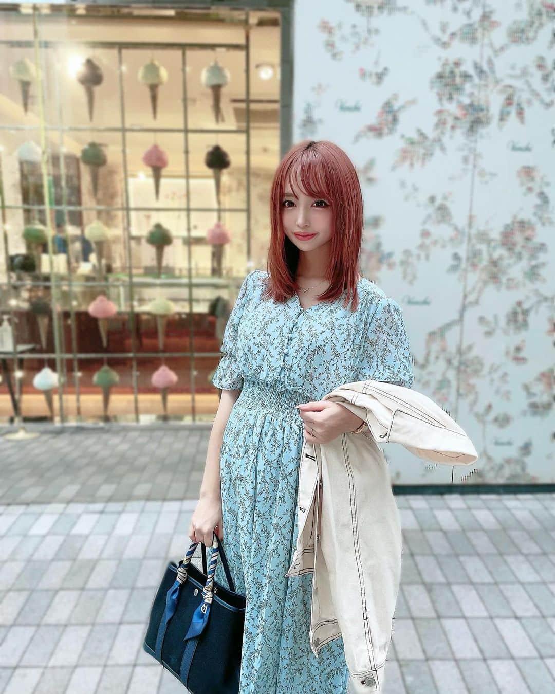 のインスタグラム：「妊婦になってからお腹キツくないワンピ集めてて、 GRLは本当に重宝してる👌 こんなに可愛いのに2,399円だった😱💓 @grl_official  ． 今のうちに昼間はたくさんお出かけして 夜はたくさん寝てます💤 あとは沢山食べてる😋🍴💛 ． ． ．  #ootd #grl #グレイル #grl購入品  #grlコーデ #春コーデ #花柄ワンピース #プレママ #新米ママ #女の子ママ #令和4年ベビー #プレママさんと繋がりたい #マタニティ #妊婦生活 #初マタ #マタニティ記録  #妊活 #不妊治療 #マタニティコーデ  #妊婦 #妊娠報告 #マタニティライフ #初マタライフ #妊娠記録 #妊婦記録 #妊娠後期 #マタニティフォト #マタニティウェア #マタニティコーデ #妊娠8ヶ月」