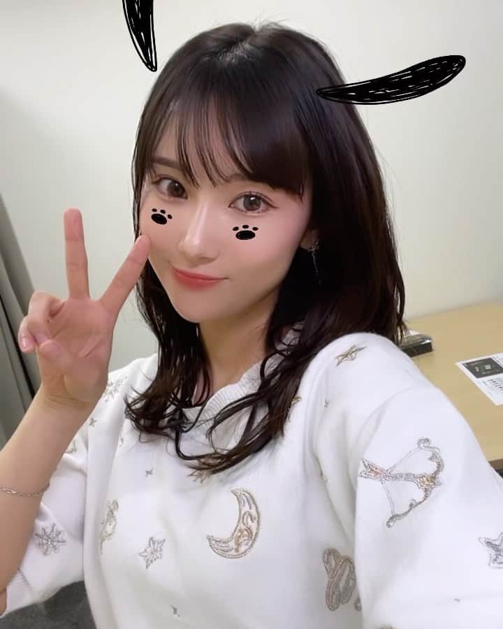 のインスタグラム：「@rollen_official さんでエクステ @extbands を付けてもらってきました🥺💞  前回もrollenさんでやってもらってサラサラで自然だったのでまた今回も60本お願いしました✨ 今回は暗めロングです⍤⃝♡ ずっとボブだから新鮮でテンションあがりました🥰ありがとうございました❣️」