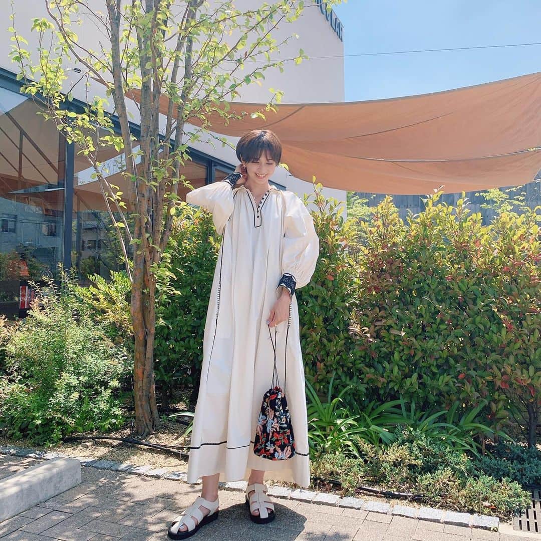 のインスタグラム：「久々の名古屋ロケ。  お馴染みのスタッフさん、さりちゃん、メイクさんも前日ホテルに顔を出してくれた🤍  ポカポカあたたかくて。。 小春日和でした。  3日間パパありがとう❤️ また男子と過ごす日々がスタート！  #mama #onepeace  #white #whimgazette  #nagoya #shooting #happy #friends #thanks」