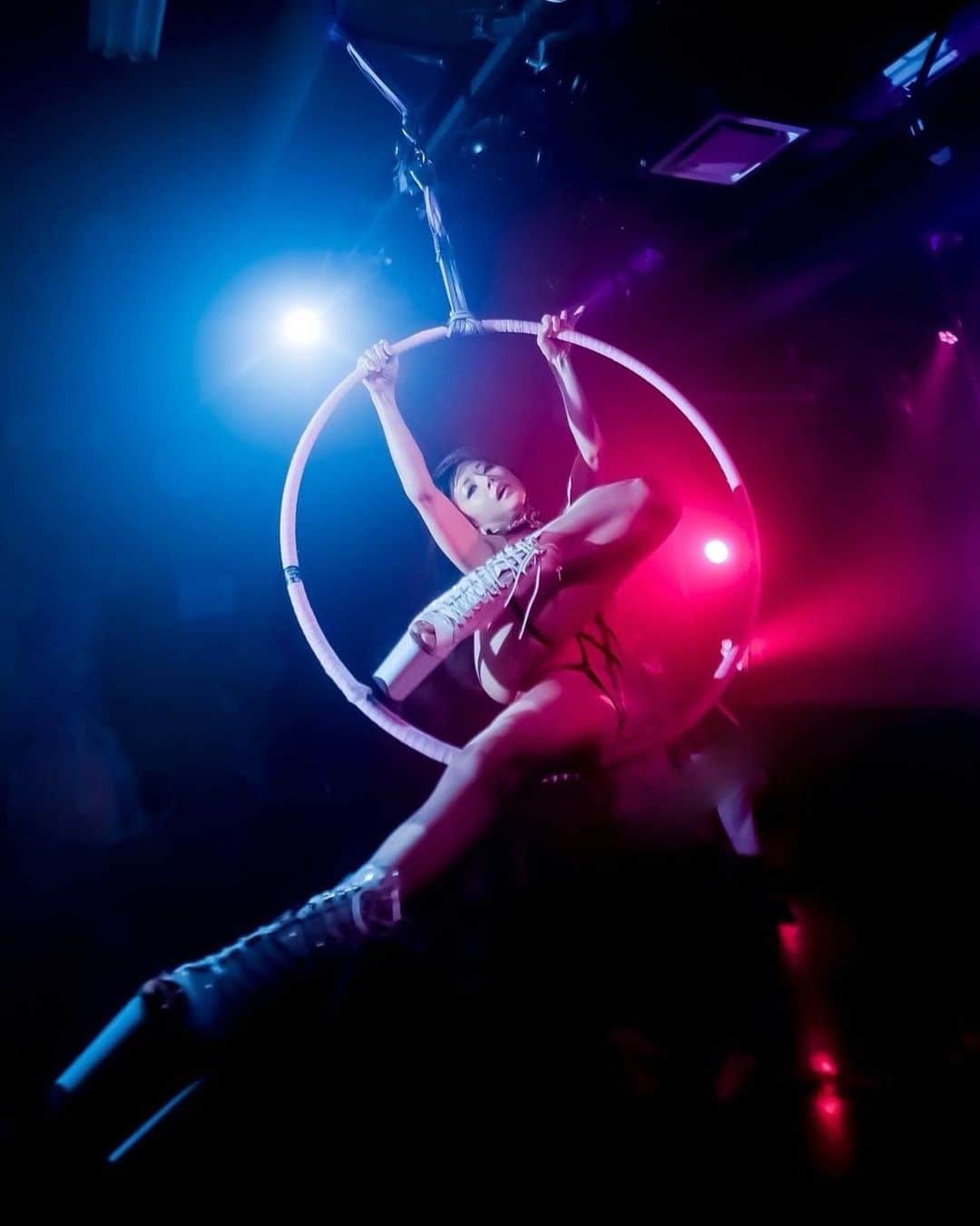 KAORIのインスタグラム：「#aerialring #aerialperformance  #aeriallyra   ありがとうございました❤️‍🔥　　  📸 @boss.aurouge  衣装  @hiyamaya0325 💜」