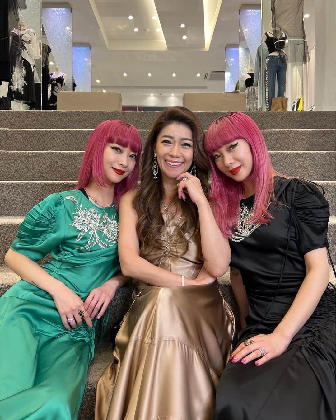 Taki Tanakaのインスタグラム：「#SaturdayNight in Osaka 23rd.April 楽しかった土曜の夜。  1.2.3 #ootd with #AMIAYA 3人で#N21 のドレスを着て。 アミアヤちゃん安定の可愛さ♡ I Z A本店に遊びに来てくれました。 dress @numeroventuno   4.5 WOsakaのイベント(写真撮ってない...!)の前に @tamai0802 で晩ごはん。 またまたサプライズでBDのお祝い。嬉しかった。 ありがとうたまちゃん。  @iza_official  #izastagram」