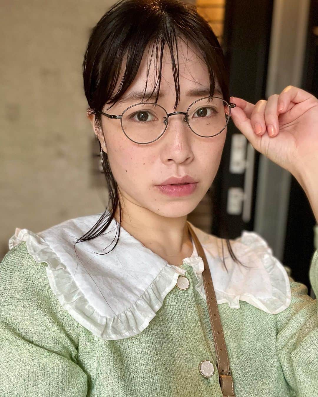 のインスタグラム：「家まであと二分の所で雨に降られた記念撮影📸 #水も滴るいい女 #雨 #rain #メガネ女子」