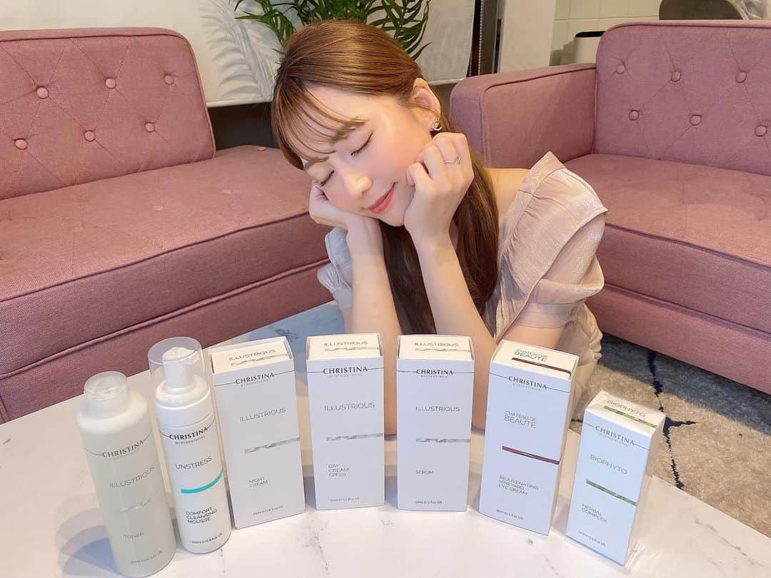 堀尾実咲のインスタグラム：「🎀みさめろスキンケア🎀  ずっと気に入って使ってる CHRISTINA( @christinajapan )✨  CHRISTINAってお肌のお悩みに合わせていろんなラインがあるんだけど、 今回はいつも使っているものと違うものも試してみたくて...💐  わたしのお肌の悩みは  ・シミ ・輪郭のもたつき  とお伝えしたところ  イラストリアスシリーズで美白、シミケアをし 自宅でできるハーブピーリングで浮腫をとり毛穴を引き締めフェイスラインをスッキリさせるケアをおすすめしていただきました☺️  イラストリアスシリーズの使い心地はしっかり保湿もしてくれるけどベタベタしなくていいかんじ🍀 これからの季節にいいかも☀️  ハーバルコンプレックスは自宅でできる剥けないハーブピーリング！ ほんとに浮腫みとれて小顔になった気がする🤭 週1回のスペシャルケアとして取り入れていこうと思います💐  どのラインもほんと感動的によい◎  気になる方はとってもおすすめなのでぜひ使ってみてね🎀  #christina #christinajapan #クリスティーナ #クリスティーナ化粧品 #スキンケア」