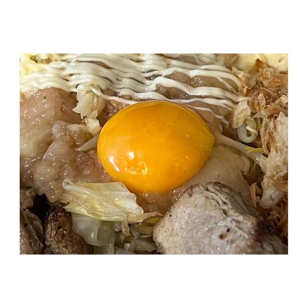 桃果のインスタグラム：「卵？と見せつつ…ラーメン！！ でもちゃんと２つ💛🥚」