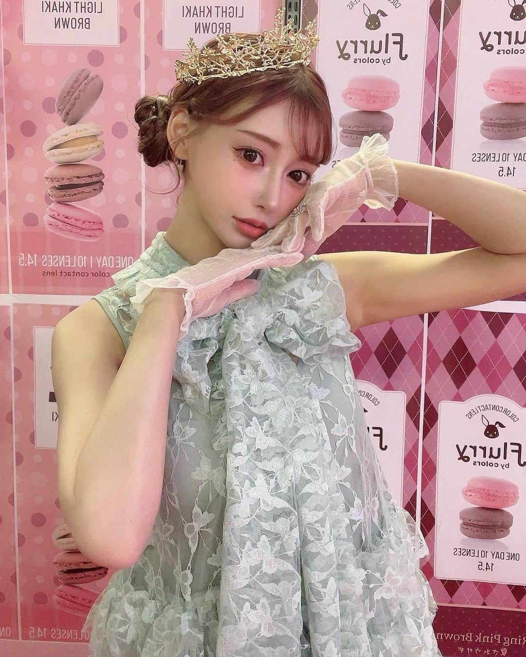 明日花キララのインスタグラム：「ドン・キホーテ大阪梅田本店様でのカラコンイベントたくさんの皆様ありがとうございました🐇🤍 皆様のおかげで！なんと！！ ドン・キホーテ史上カラコン過去最高売上を更新したそうでとても嬉しく思います🥲❤︎ なによりもこうして会いに来てくれて愛を伝えていただけて凄く幸せです💌 ひとりひとりと何のポーズにするー？って会話しながら一緒に決めるの大好きなの👸🏼🤳🏻  いつも楽しい時間をありがとうございます🤍 びっくびっくらぶです」