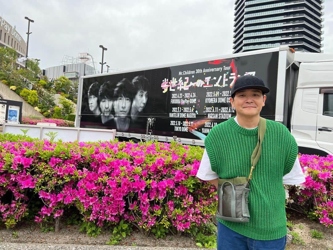 ノブ のインスタグラム：「Mr.Childrenツアー福岡。 最高でした！これからツアー行く人！ とんでもないよ！！ 声援の代わりに拍手なんですが、 手首折れそうになりました！ #緑ベストおじい #ミスターチルドレン」