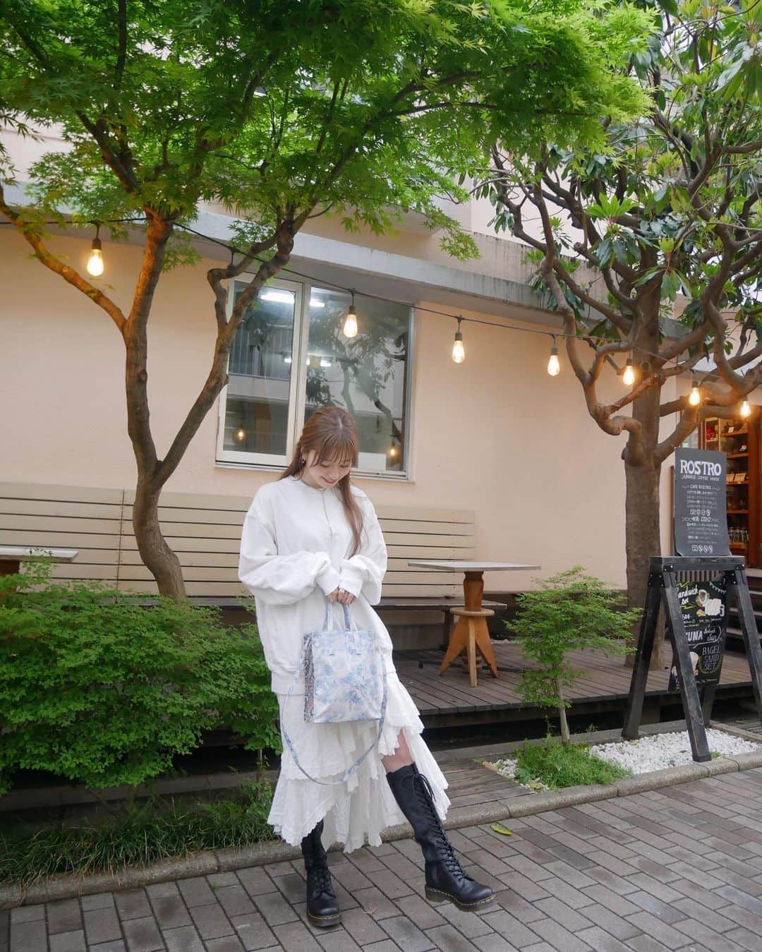 のインスタグラム：「🌳🤍  少し肌寒かった日。 ラフなスウェットにガーリーなスカートの組み合わせ、好き！  今年33歳になるけど、 年齢に縛られずに好きなことをしたいし好きなお洋服を楽しみたい。  地元に帰るともしや私派手なの？ って思うこともあるんだけど 派手でいいじゃん🤍 むしろもっと派手なお洋服着たいなって 最近思ってる。 何でも無い日にドレスなんて着ちゃったり、そういうの、したい。  いつも投稿見てくれるフォロワーのみんなありがとうね。 一緒に楽しいことたくさんしよう！ 仕事も、おしゃれも、遊びも、全部楽しんじゃおう♡  #ootd #fashion #jourdemuguet #ジュールドミュゲ #153cmコーデ #sisterjane #drmartens #dreamsisterjane #casselini  #スウェットのシワは見なかったことに」