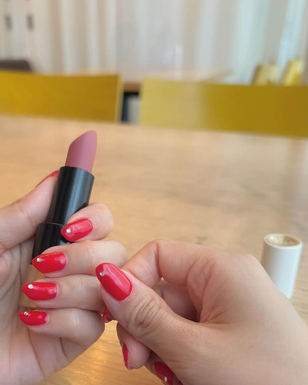 林村ゆかりさんのインスタグラム写真 - (林村ゆかりInstagram)「リップスティックカットのネイル💄💅 いつもベージュ系多めなのでたまには派手な色に🤭 情熱的笑　  #ネイル#ネイルデザイン #リップスティック #リップスティックネイル#nail#naildesign #nails#ワンカラーネイル #ワンカラーデザイン#ワンカラーネイルデザイン #ワンカラー #ワンカラージェル#ワンカラージェルネイル」4月26日 17時47分 - yukarice0