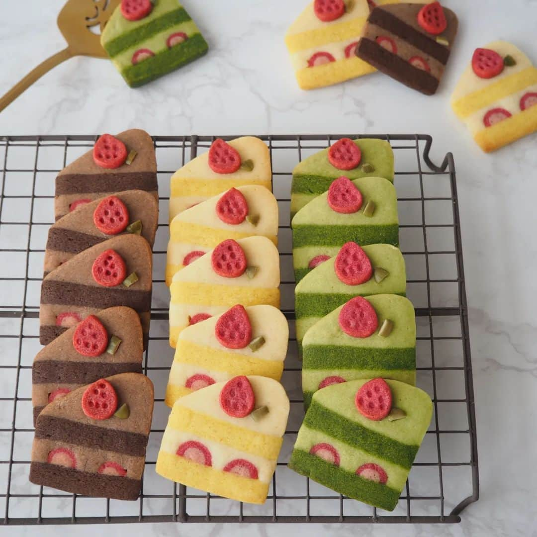 上岡麻美さんのインスタグラム写真 - (上岡麻美Instagram)「苺のショートのアイスボックスクッキー🍰 焼き上がり❤️  レシピはYouTubeに載せました🥰良かったらご覧下さいね❤️❤️  私のトップページのリンクからYouTubeへ飛べます✨☺️  I posted a recipe for strawberry cake icebox cookies on YouTube. Please turn on subtitles. You can see it from my link, Stories.  #アイスボックスクッキー#ショートケーキ#デコレーション#クッキー#お菓子#お菓子作り#スイーツ#おやつ#おうちカフェ #コッタ#iceboxcookies #cookie #spongecake #art#sweetstagram #decoration#strawberry #苺のショートケーキ」4月26日 18時05分 - asami_kamioka